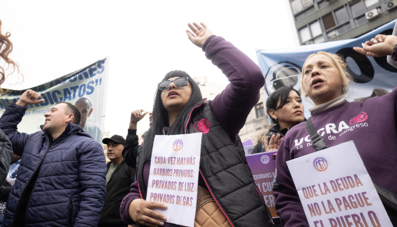 Miles de personas marcharon al Ministerio de Economía para reclamar una solución política a su deuda y protestar contra las tasas usurarias
