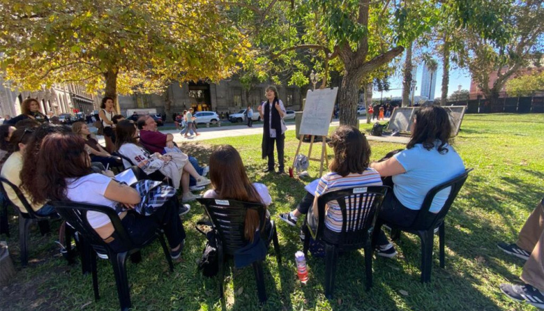 Jornada de clases públicas  de la UBA en la Plaza de Mayo y frente al Palacio de Hacienda