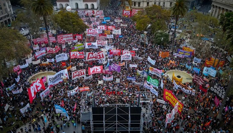 Masiva convocatoria en la Plaza de Mayo