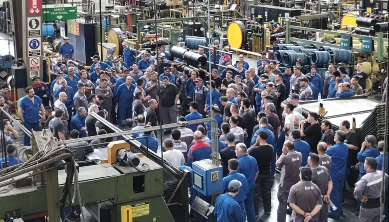 Pese a la protesta de los trabajadores, la Justicia ordenó desalojar la planta de FATE