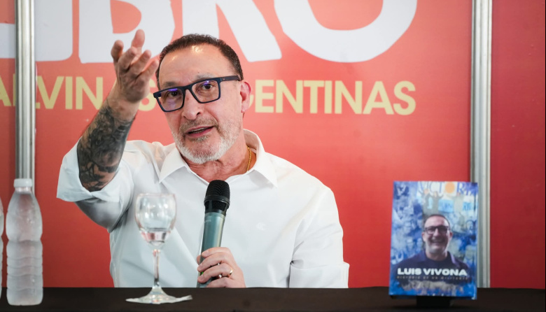 Luis Vivona presentó su libro "Historia de un militante" en Malvinas Argentinas