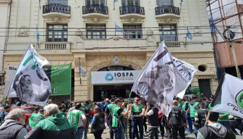 Protesta de ATE frente a la obra social de los militares por los despidos. Presti echó al liquidador del exIOSFA