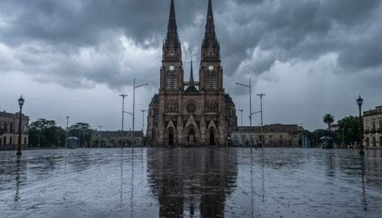 Miles de fieles comenzaron la Peregrinación a Luján bajo la tormenta
