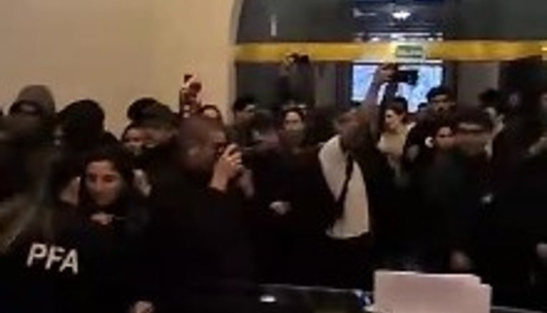 Estudiantes universitarios hicieron una sentada en el Palacio Pizurno