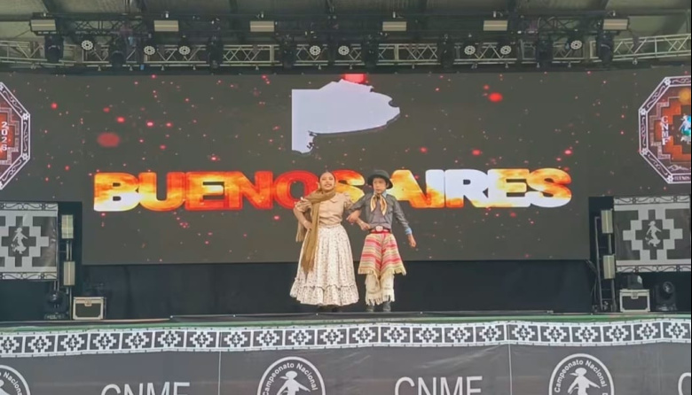 Representantes de ballet folklórico municipal de José C Paz en uno de los festivales más importantes del país