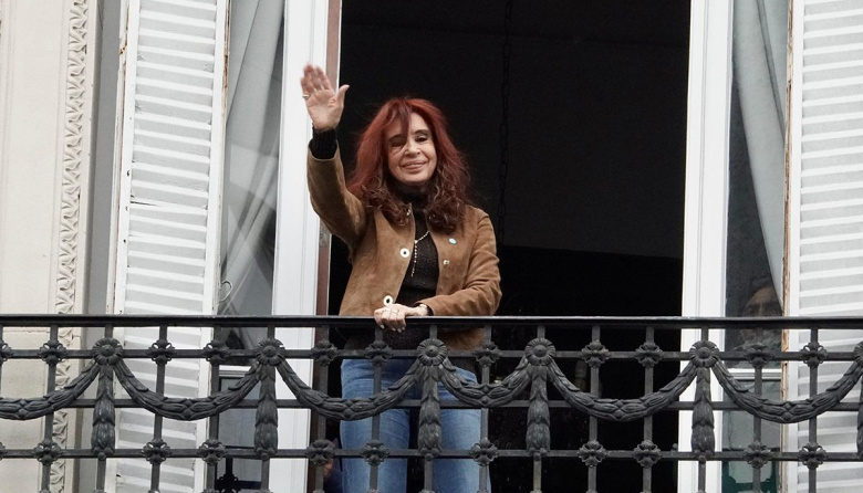 Cristina se salió al balcón para saludar a la militancia en el Día de la Lealtad