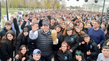 El Intendente Ishii entrega 3200 buzos de egresados a los alumnos de José C. Paz en un emotivo acto