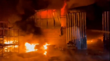 Feroz incendio en una fábrica en Moreno: trabajaron once dotaciones de bomberos