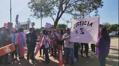 Marcha a un mes de la desaparición de Cecilia: tiñeron de rosa el puente que une Chaco y Corrientes