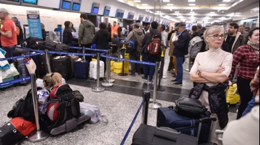 Continúa el caos por el paro sorpresivo de maleteros en Ezeiza, Aeroparque y Córdoba