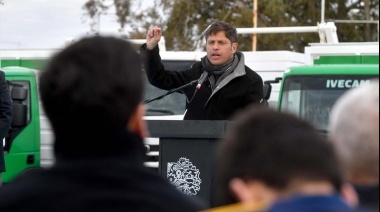 Kicillof entregó 23 vehículos para escuelas de educación especial y 60 camiones de basura