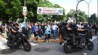 La CGT, las dos CTA y movimientos sociales marcharon a Tribunales contra el DNU de Milei