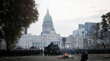 Siguen detenidos 16 manifestantes tras la represión en el Congreso