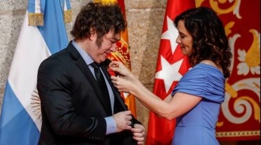 El gobierno español dice que Milei recibió un premio “ilegal” y “fake”