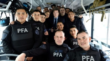 El Presidente en colectivo saludó a policías tras el anuncio de paro de transporte