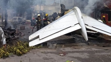 Un avión privado se despistó y estrelló contra un barrio en San Fernando: hay dos muertos
