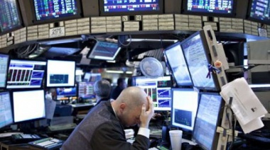 Las acciones argentinas perdieron hasta 12% y el riesgo país superó los 900 puntos