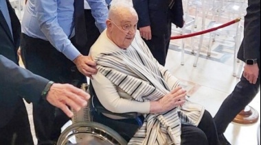 El Papa Francisco visitó San Pedro sin sotana, con poncho y en remera