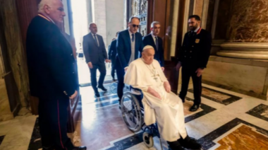 Papa Francisco sorprendió a los fieles tras aparecer en la Plaza de San Pedro