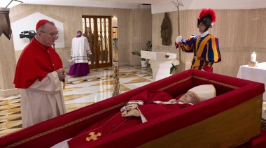 El Vaticano difundió las primeras imágenes del féretro del papa Francisco