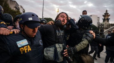Otra vez represión en protesta de jubilados frente al Congreso y un fotografo golpeado