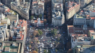 Kicillof en Plaza de Mayo: "Acá tenemos que estar, en la calle"