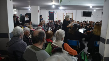 La Orquesta sinfónica municipal brindó un concierto para los adultos mayores de "Los Manantiales"