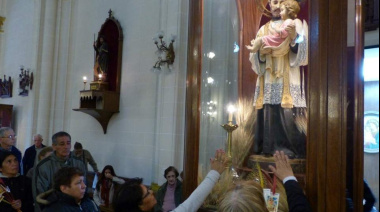 Miles de fieles se movilizan al santuario de Liniers para pedir por pan y trabajo