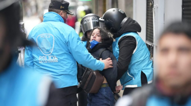Detuvieron a dos trabajadoras de Prensa en otra violenta represión a la marcha de los jubilados