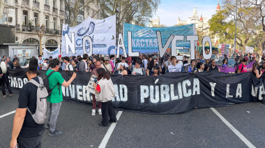 Masiva marcha en defensa de la educación y la salud públicas