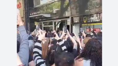 Milei se mostró en el microcentro porteño y fue abucheado por los vecinos
