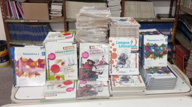 Entrega de material educativo a escuelas de José C Paz