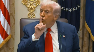 La oposición calificó de "extorsión" el comentario de Trump a Milei