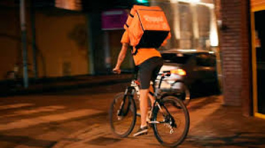 Un delivery necesita repartir 461 pedidos por mes para cubrir la canasta básica