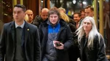 Milei llegó a Oslo vestido con el mameluco de YPF