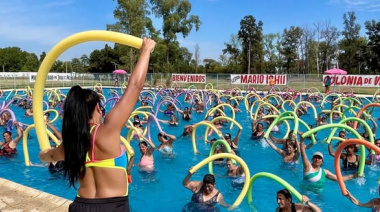 Clases gratuitas de aquagym en la colonia municipal de verano