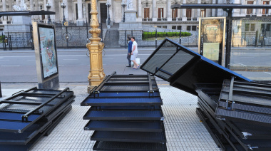 El Senado trata la reforma laboral y los trabajadores protestan frente al Congreso