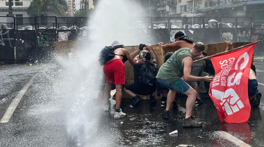 La policía avanzó sobre los manifestantes que marchaban contra la reforma laboral de Milei
