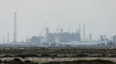 El petróleo roza los US$115 y el gas se dispara ante ataques a refinerías en Qatar