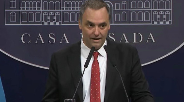 Adorni se negó a responder preguntas sobre los viajes con su esposa