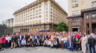 Intendentes de todo el país marcharon contra el desfinanciamiento de Milei y Caputo