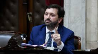 El Diputado Juliano recordó que Adorni sacó "un traje en cuotas"