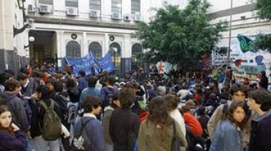 Estudiantes tomaron el Pellegrini y el Buenos Aires