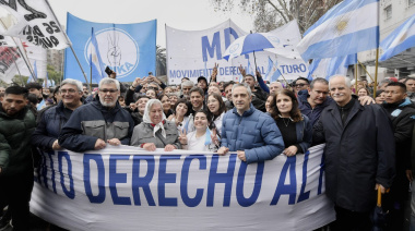 El gobernador bonaerense Axel Kicillof participó este jueves de la movilización frente al Congreso de la Nación
