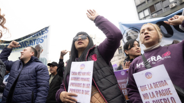 Miles de personas marcharon al Ministerio de Economía para reclamar una solución política a su deuda y protestar contra las tasas usurarias