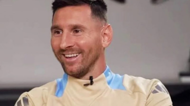 A los diez minutos, un minuto de aplausos para Messi