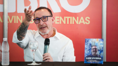 Luis Vivona presentó su libro "Historia de un militante" en Malvinas Argentinas