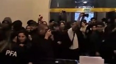 Estudiantes universitarios hicieron una sentada en el Palacio Pizurno