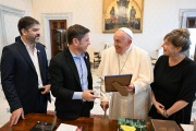 Axel Kicillof y el Papa en audiencia privada