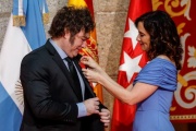El gobierno español dice que Milei recibió un premio “ilegal” y “fake”